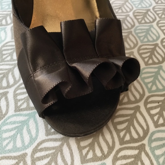 Stuart Weitzman Gigiritz Dark Brown Satin ruffle detail peep toe pumps /Like NEW - Picture 4 of 16